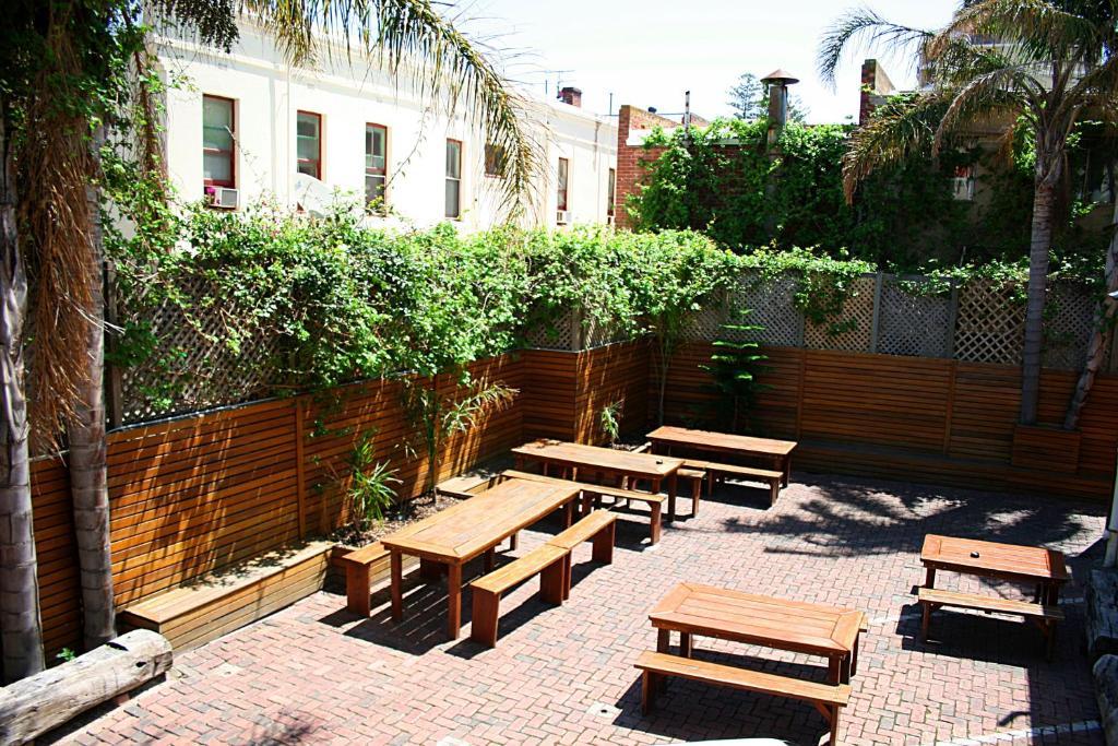 Glenelg Beach Hostel Bagian luar foto
