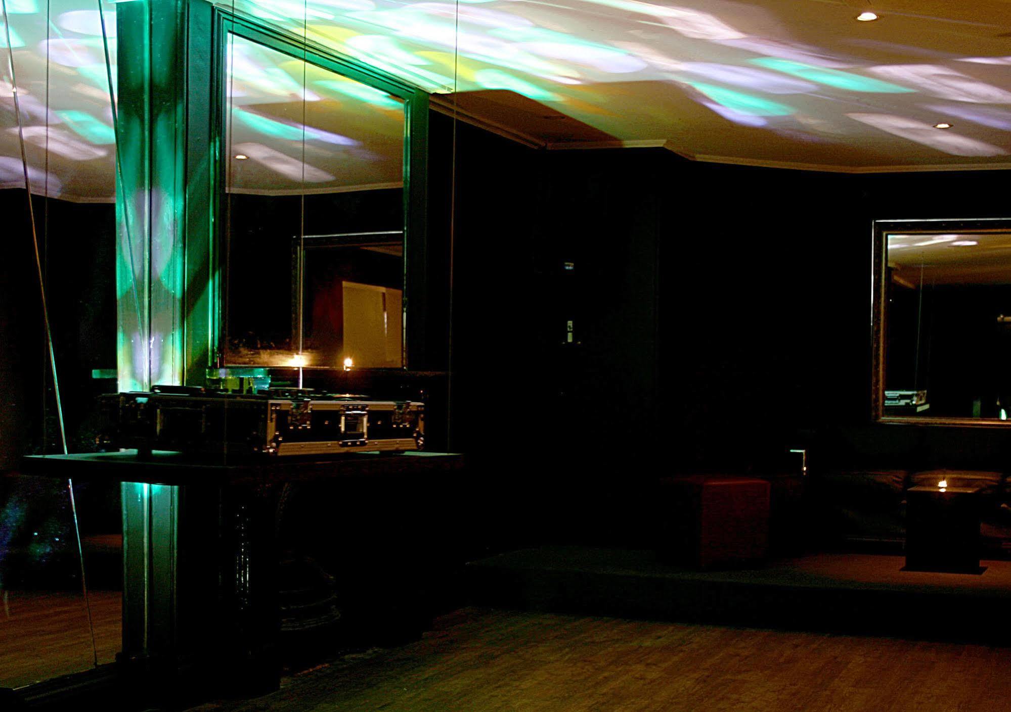 Glenelg Beach Hostel Bagian luar foto